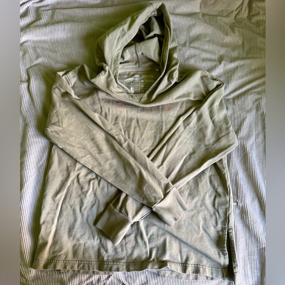 PATAGONIA - Light Olive Green Women's Hoodie in Large. Used 1-2 times.